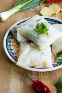 Summer rolls with coriander, green peas and avocado