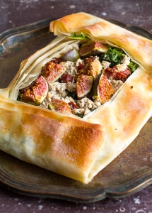 Phyllo pastry with figs, kale and tofu