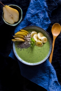 Smoothie bowl: szpinak, melon, ogórek, masło orzechowe