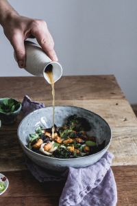 Ramen z grzybami leśnymi, dynią i jarmużem